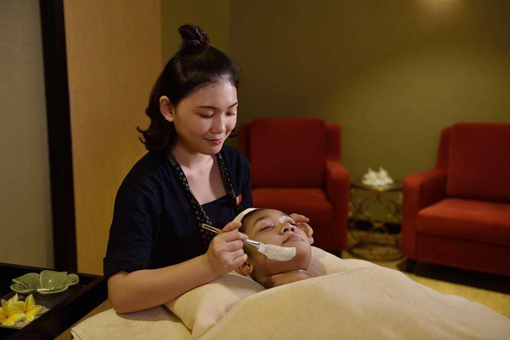 Lexis Suites Penang Байан-Лепас Екстер'єр фото A woman receiving a facial treatment