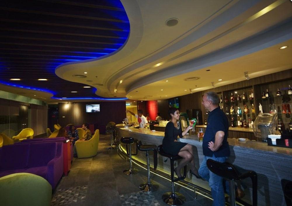 Lexis Suites Penang Байан-Лепас Екстер'єр фото The bar at the lounge
