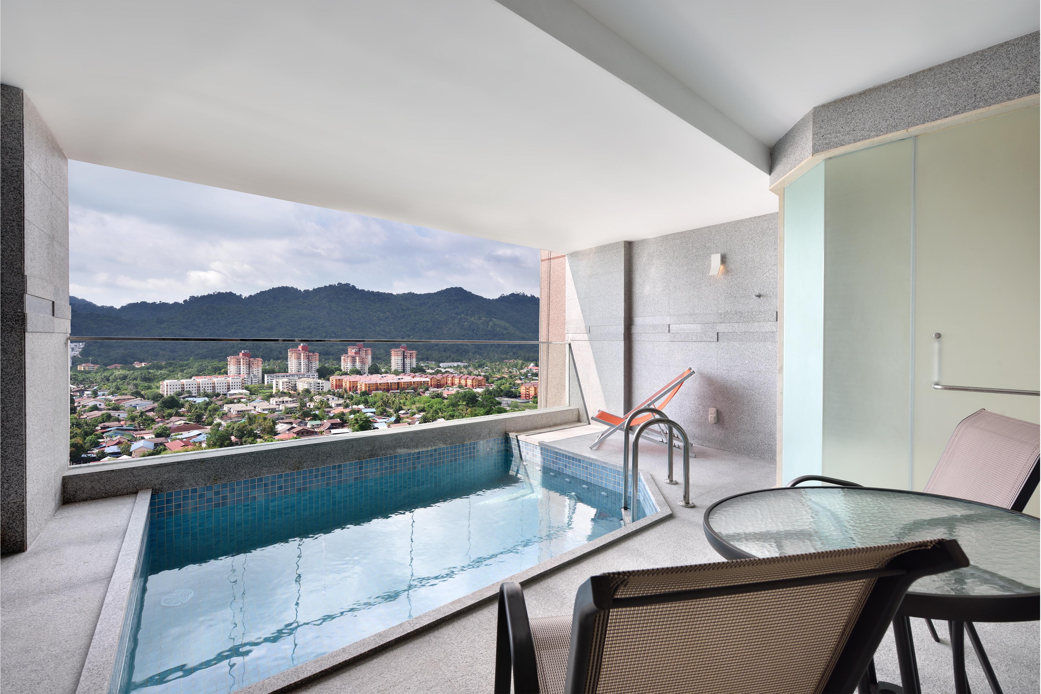 Lexis Suites Penang Байан-Лепас Екстер'єр фото A private pool at a hotel