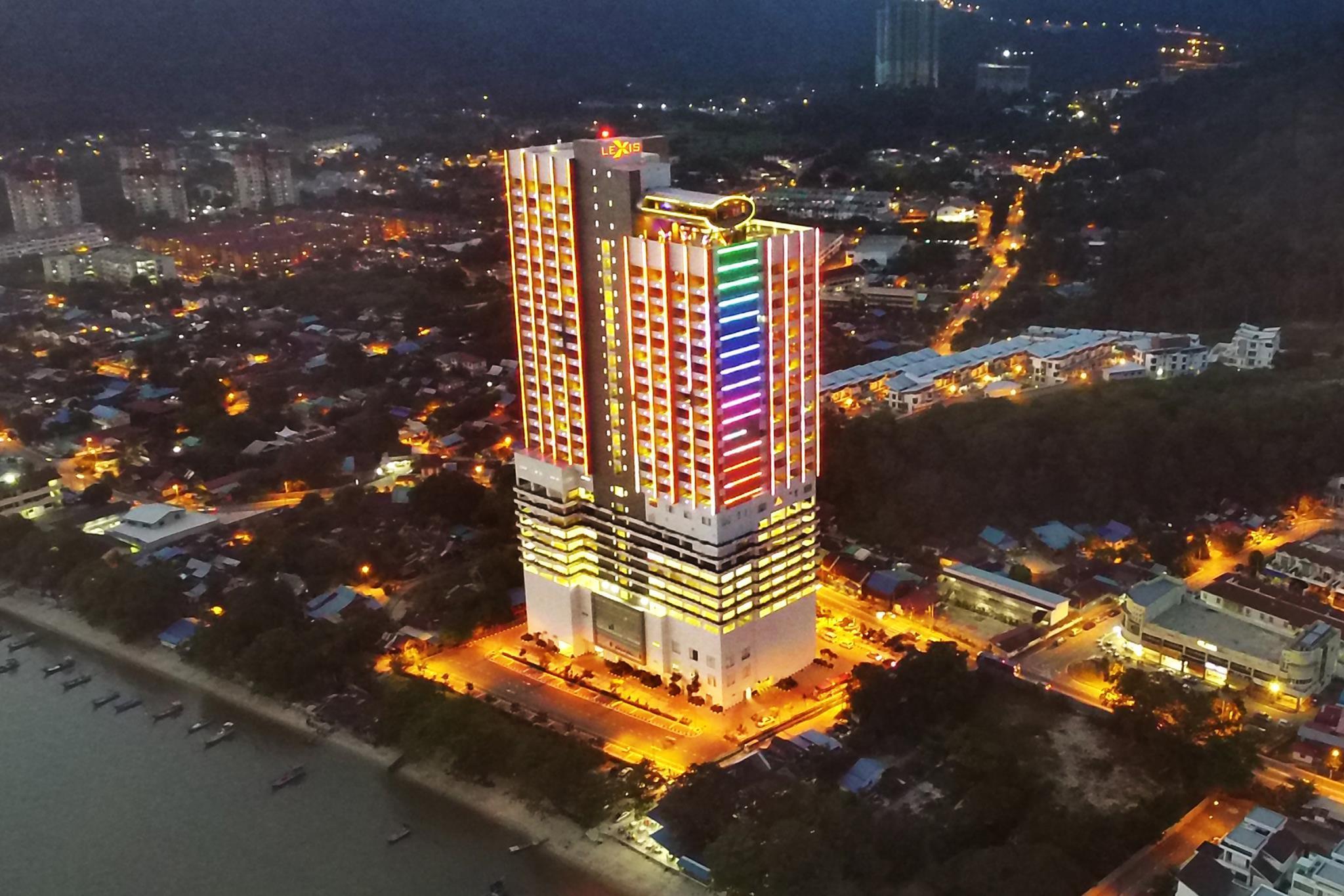 Lexis Suites Penang Байан-Лепас Екстер'єр фото The hotel at night