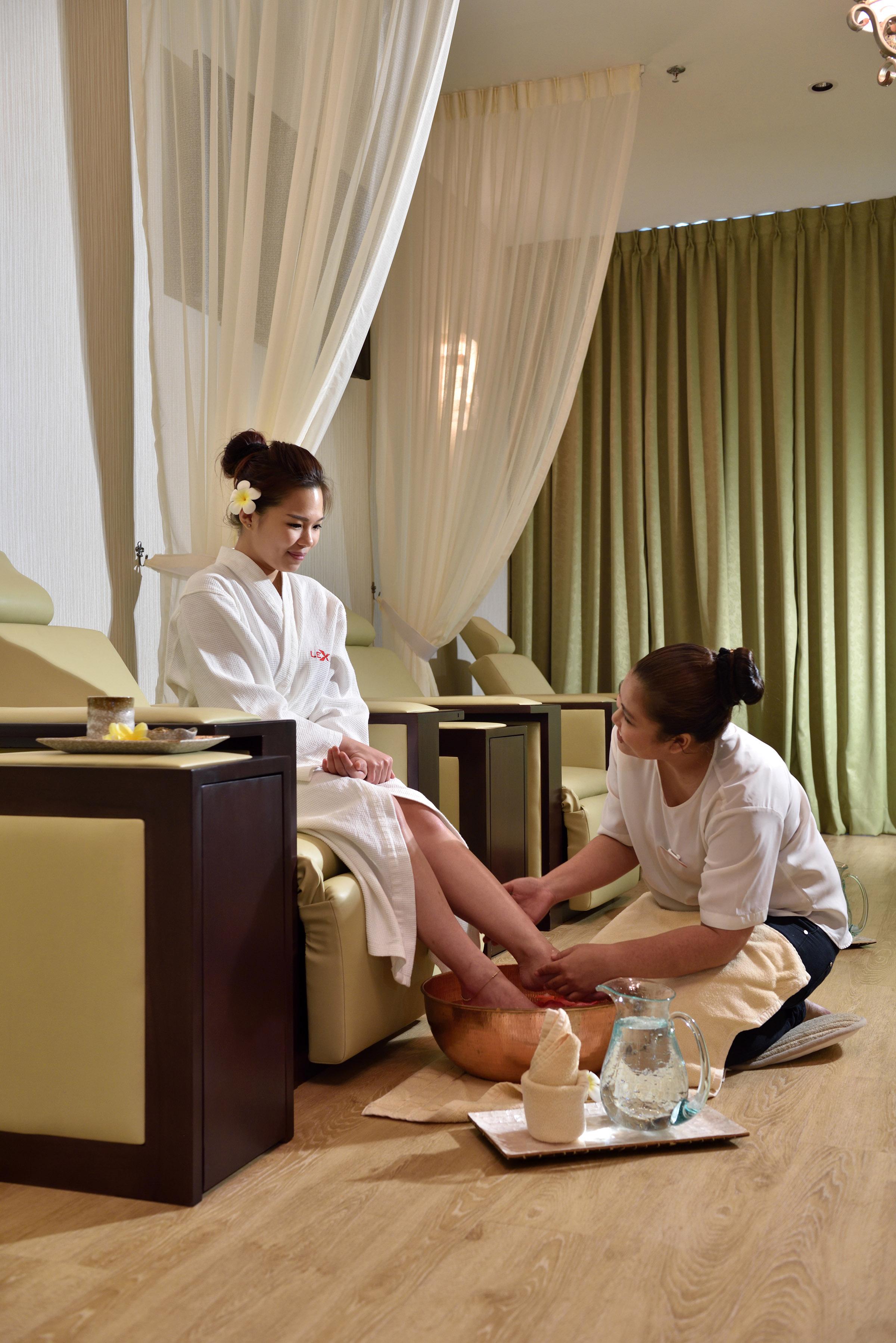 Lexis Suites Penang Байан-Лепас Екстер'єр фото A foot massage