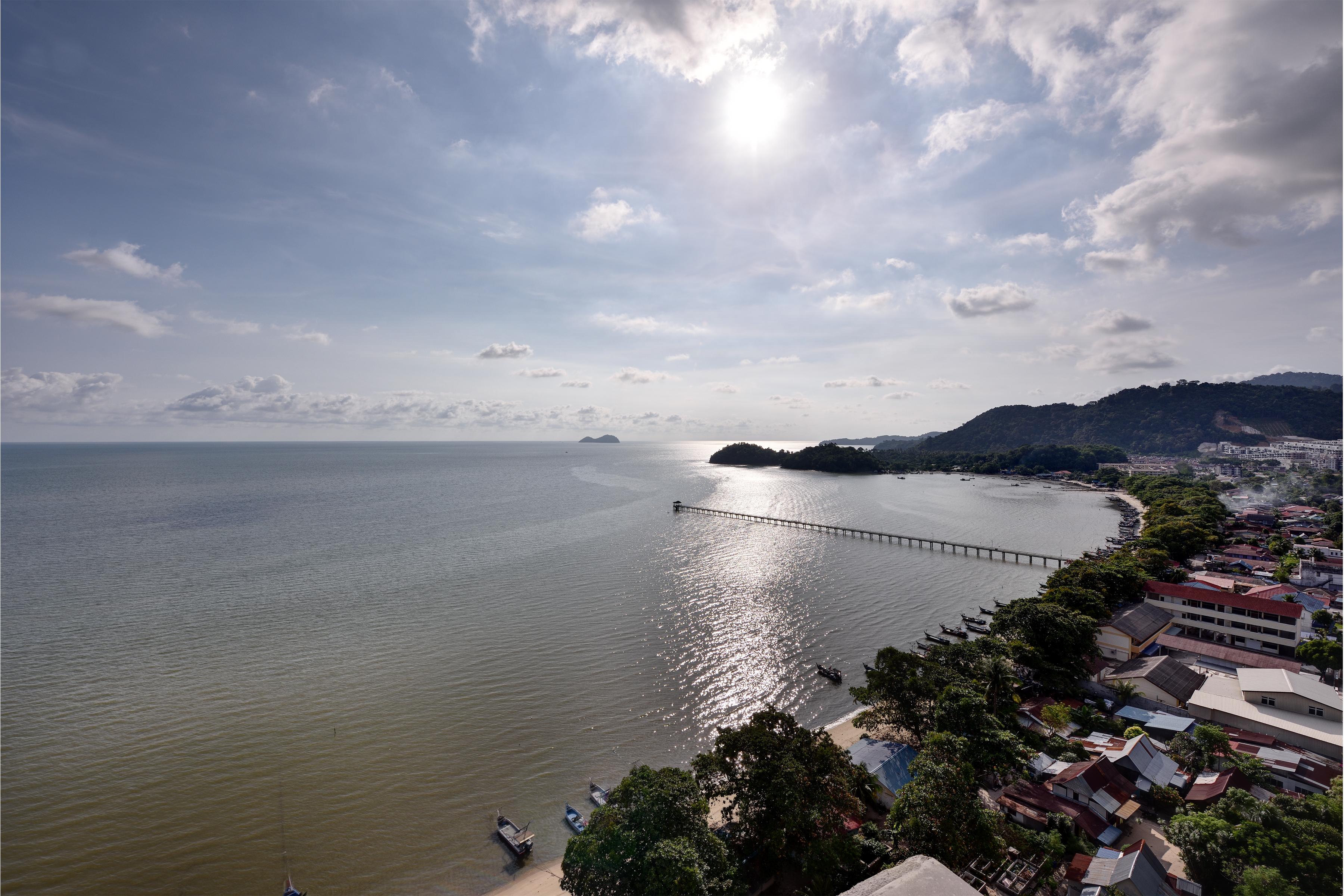 Lexis Suites Penang Байан-Лепас Екстер'єр фото View of the Gulf of Thailand from Pattaya