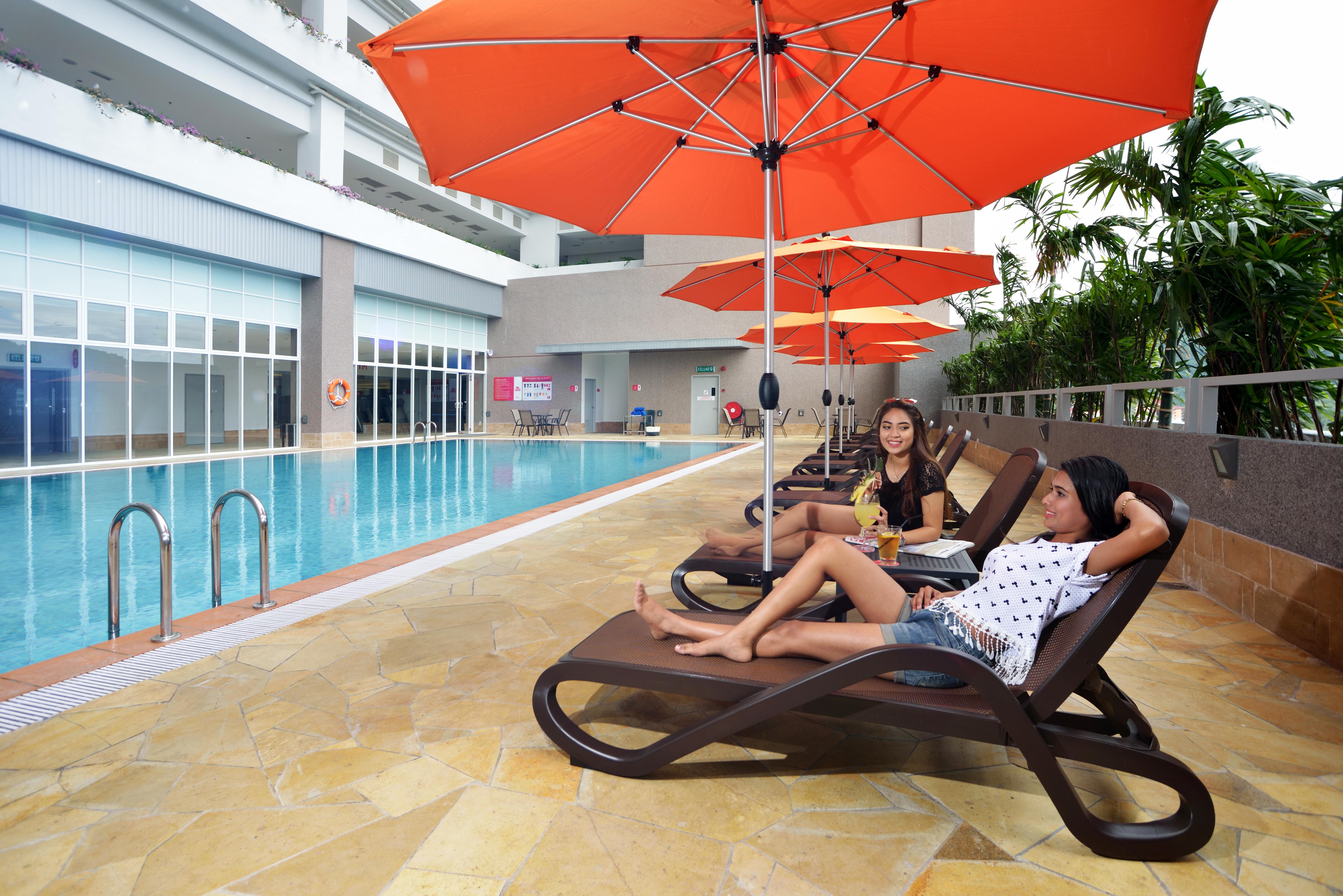 Lexis Suites Penang Байан-Лепас Екстер'єр фото Pool at the hotel