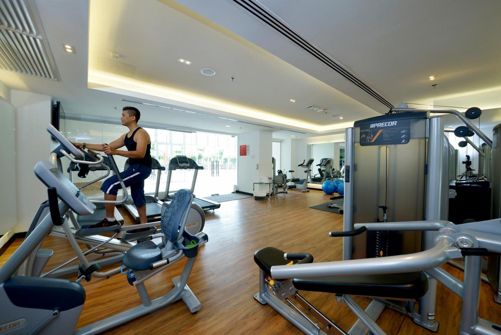Lexis Suites Penang Байан-Лепас Екстер'єр фото The gym at the hotel