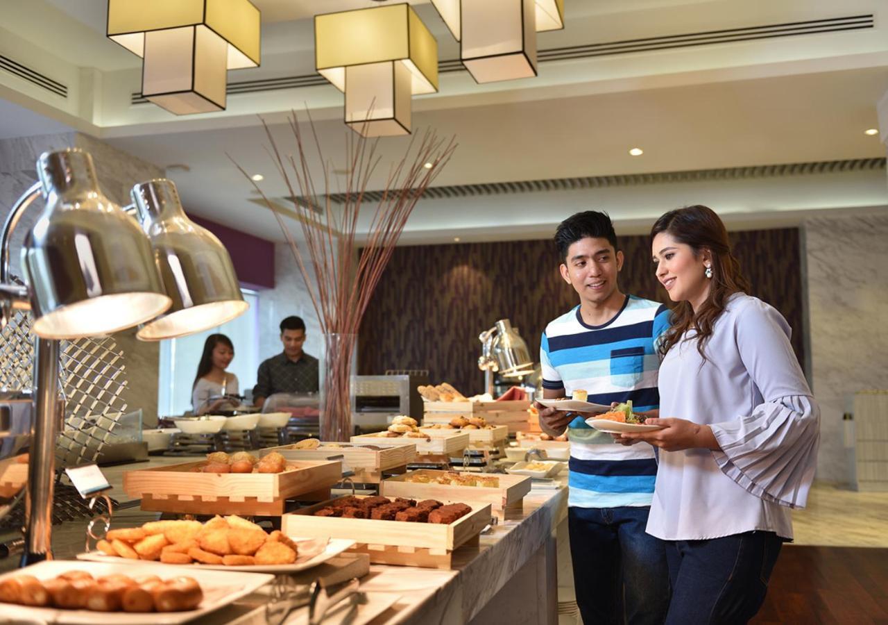 Lexis Suites Penang Байан-Лепас Екстер'єр фото A buffet at a hotel
