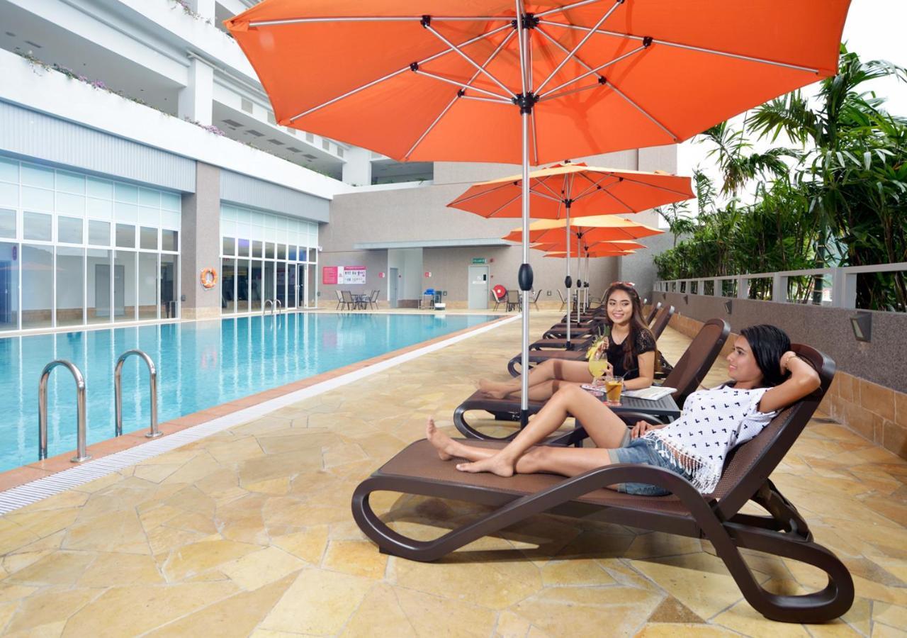 Lexis Suites Penang Байан-Лепас Екстер'єр фото Poolside at the hotel
