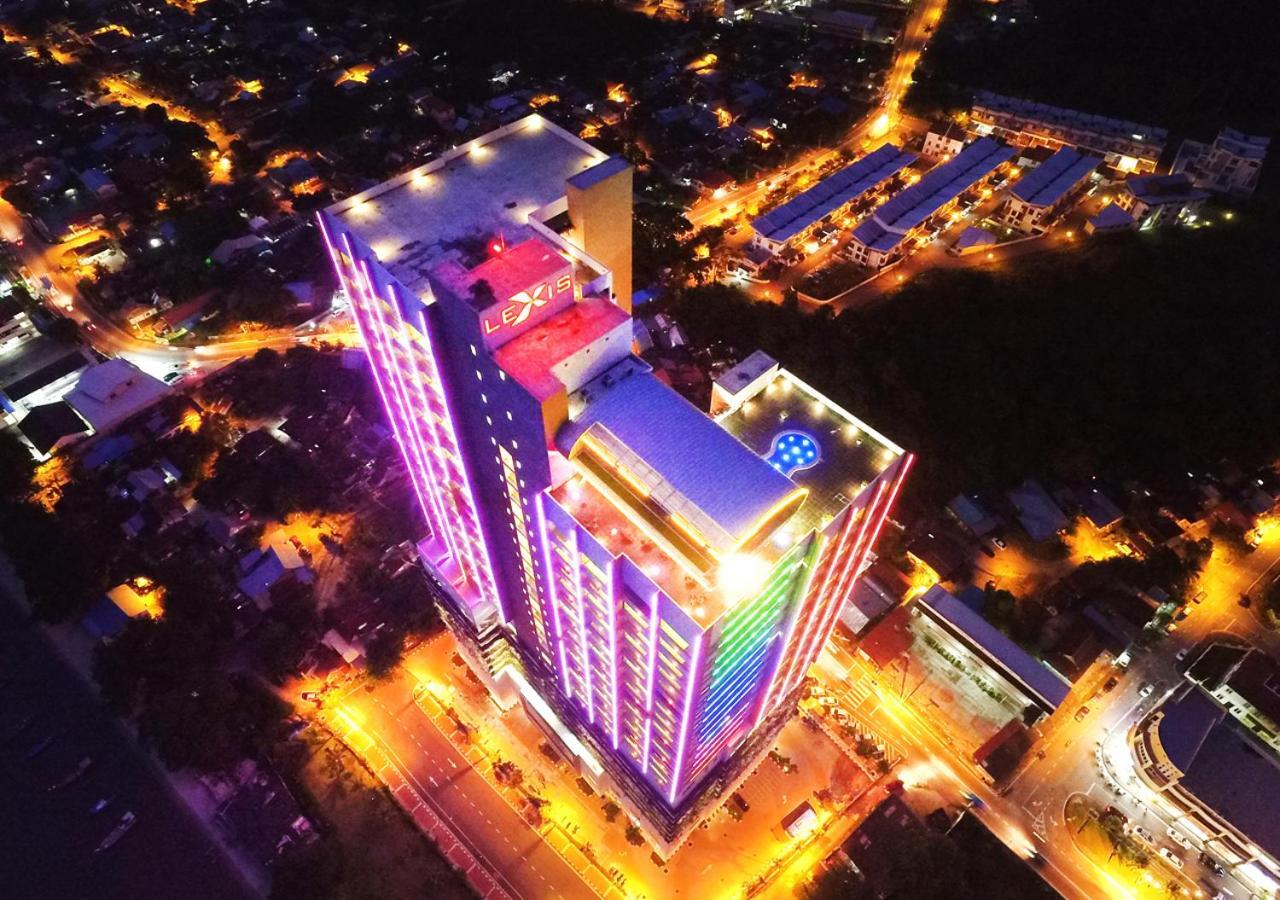 Lexis Suites Penang Байан-Лепас Екстер'єр фото Aerial view of the hotel at night