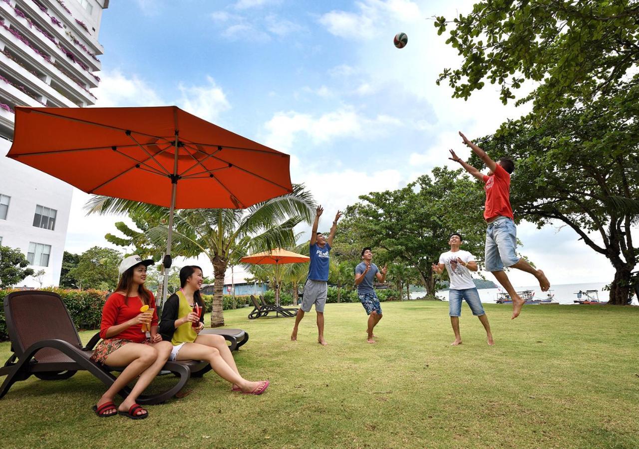Lexis Suites Penang Байан-Лепас Екстер'єр фото Students playing frisbee at the university campus
